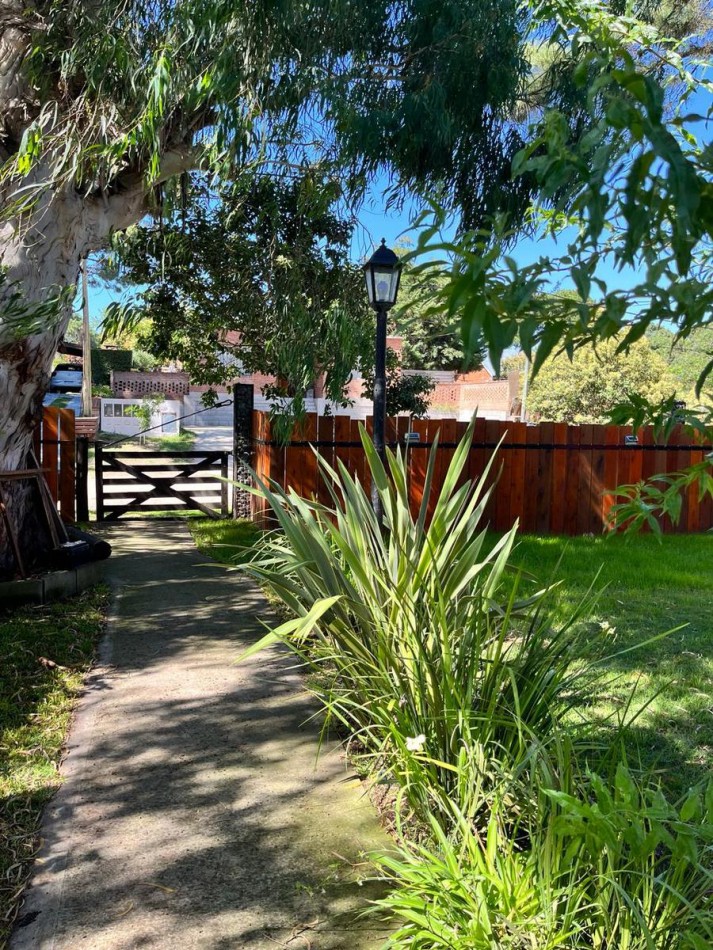 CASA CON DEPTOS EN VENTA EN VALERIA DEL MAR