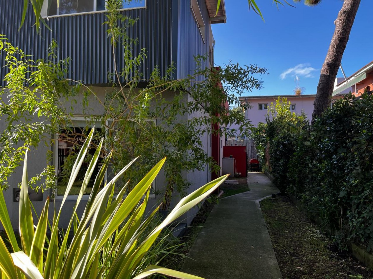 CASA CON DEPTOS EN VENTA EN VALERIA DEL MAR