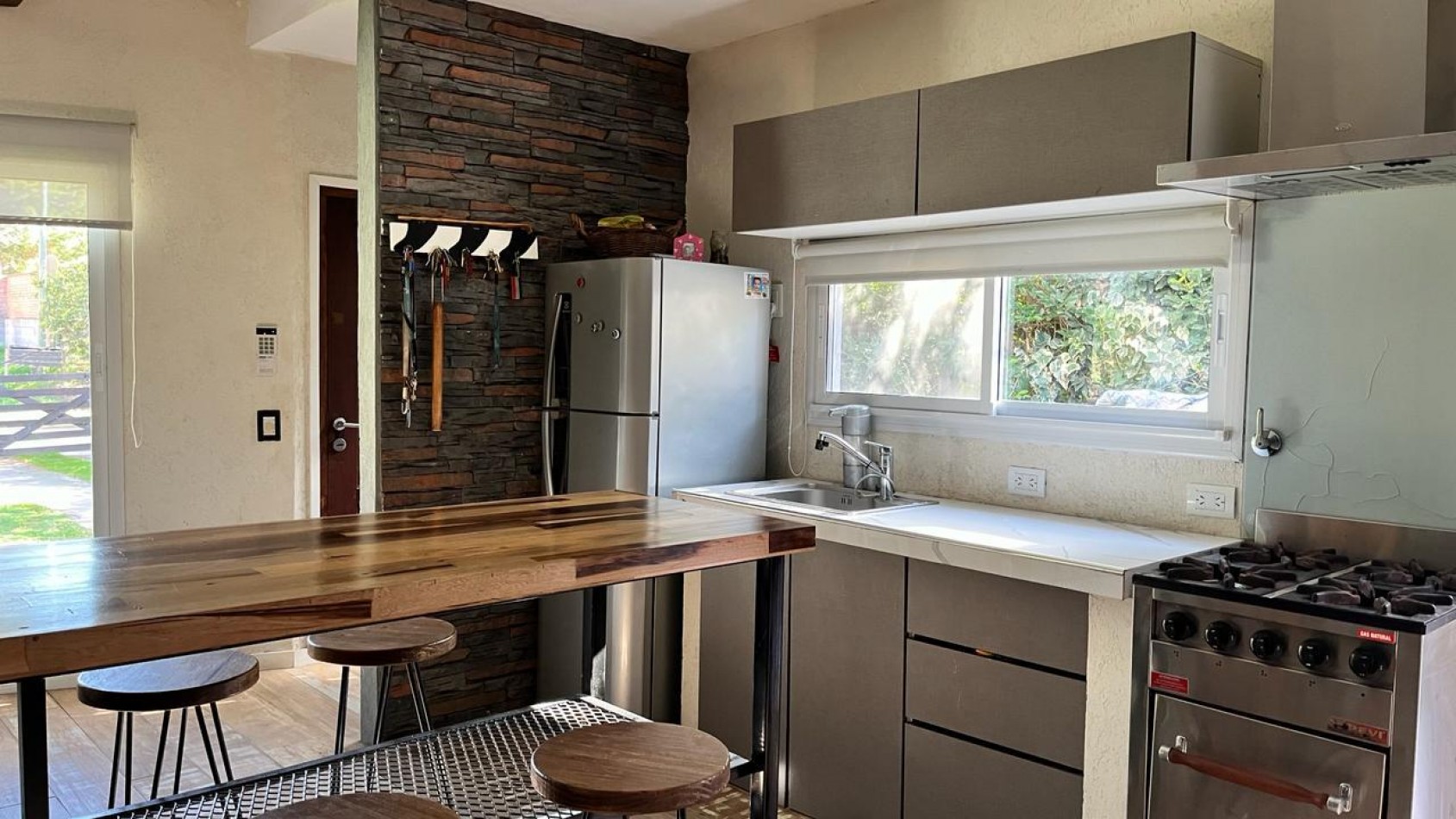 CASA CON DEPTOS EN VENTA EN VALERIA DEL MAR