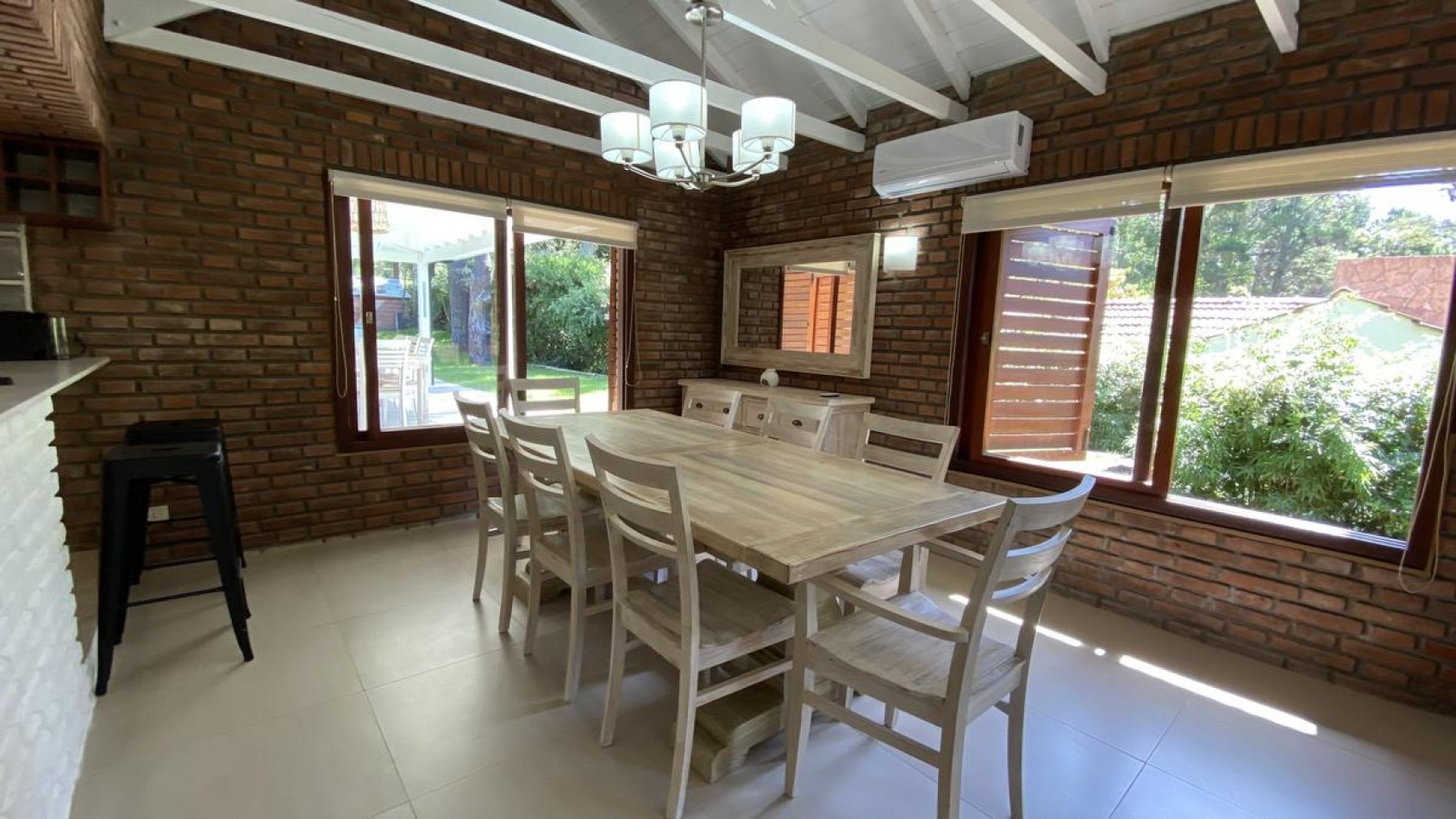 Casa en venta  RECICLADA A NUEVO en Carilo