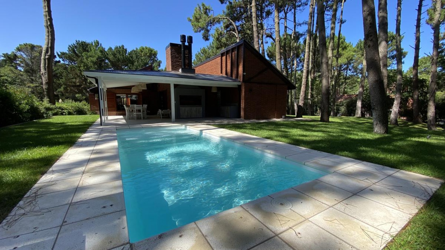 Casa en venta  RECICLADA A NUEVO en Carilo