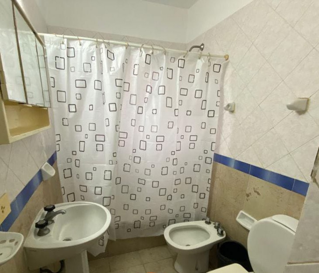 Casa con amplio parque en ostende ,divida en 3 departamentos.