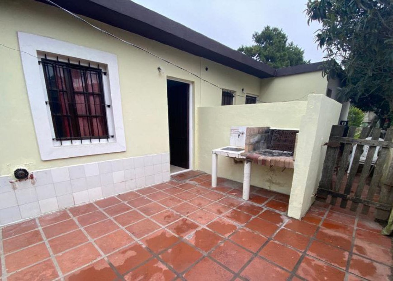 Casa con amplio parque en ostende ,divida en 3 departamentos.