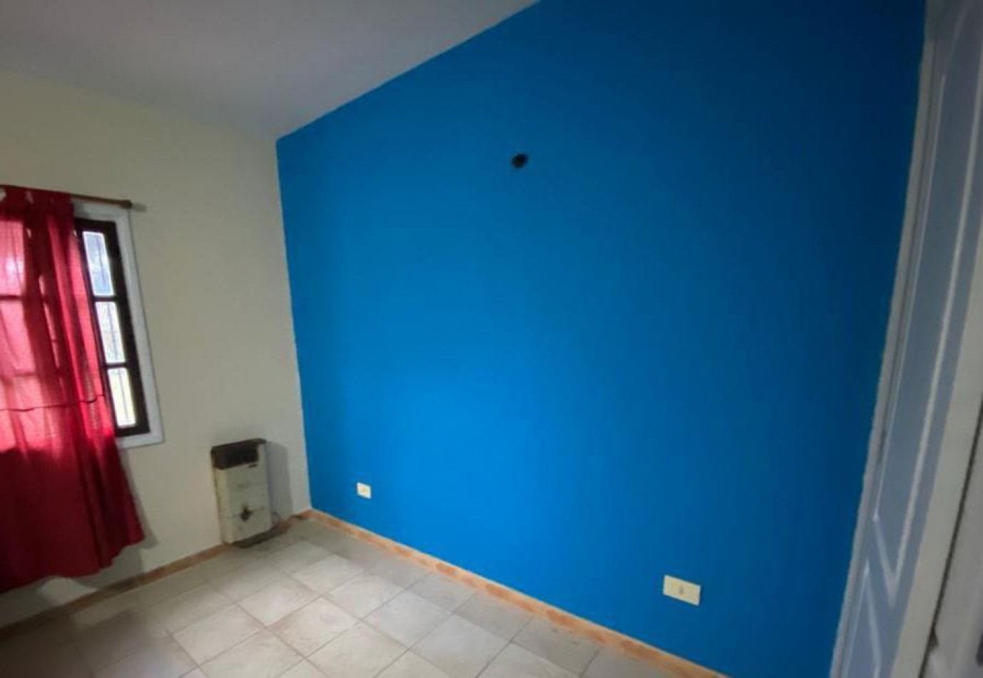 Casa con amplio parque en ostende ,divida en 3 departamentos.