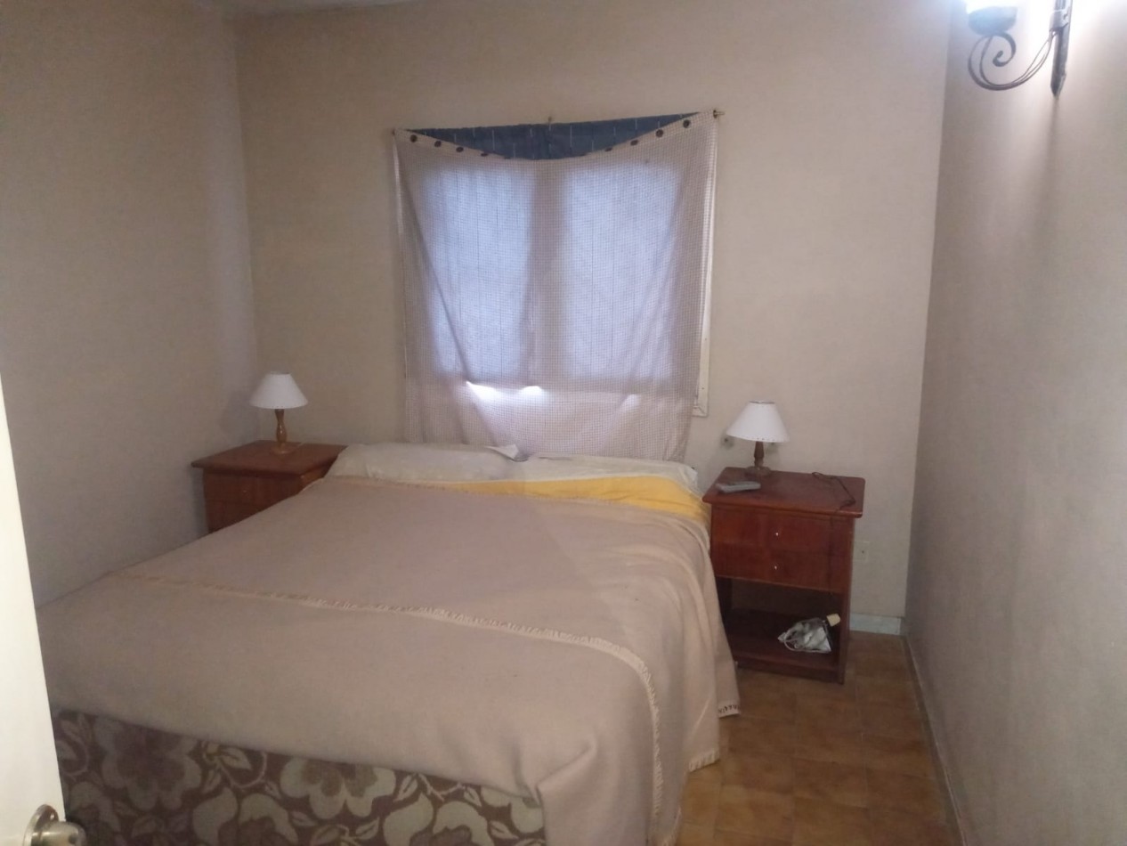 Casa con amplio parque en ostende ,divida en 3 departamentos.
