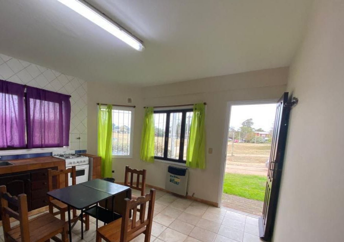 Casa con amplio parque en ostende ,divida en 3 departamentos.