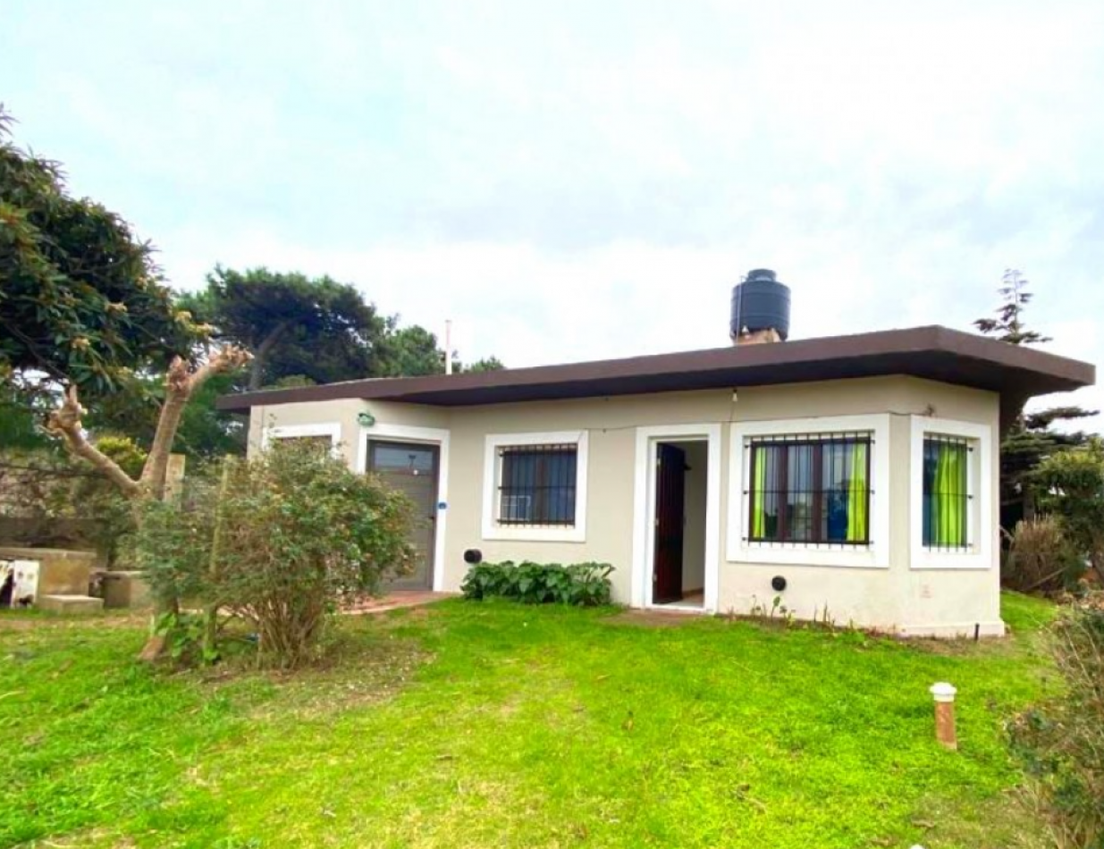 Casa con amplio parque en ostende ,divida en 3 departamentos.