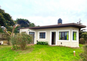 Casa con amplio parque en ostende ,divida en 3 departamentos.